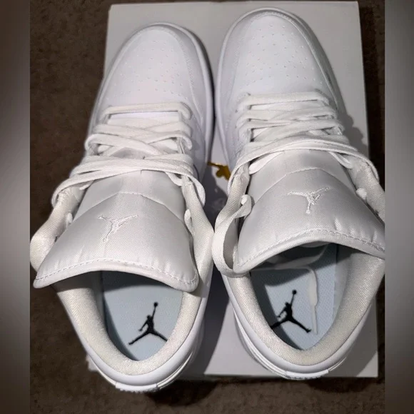 NIKE AIR JORDAN 1 Low Triple White Women's Sz 11 DV0990-111 (New in Box) - Picture 6 of 12